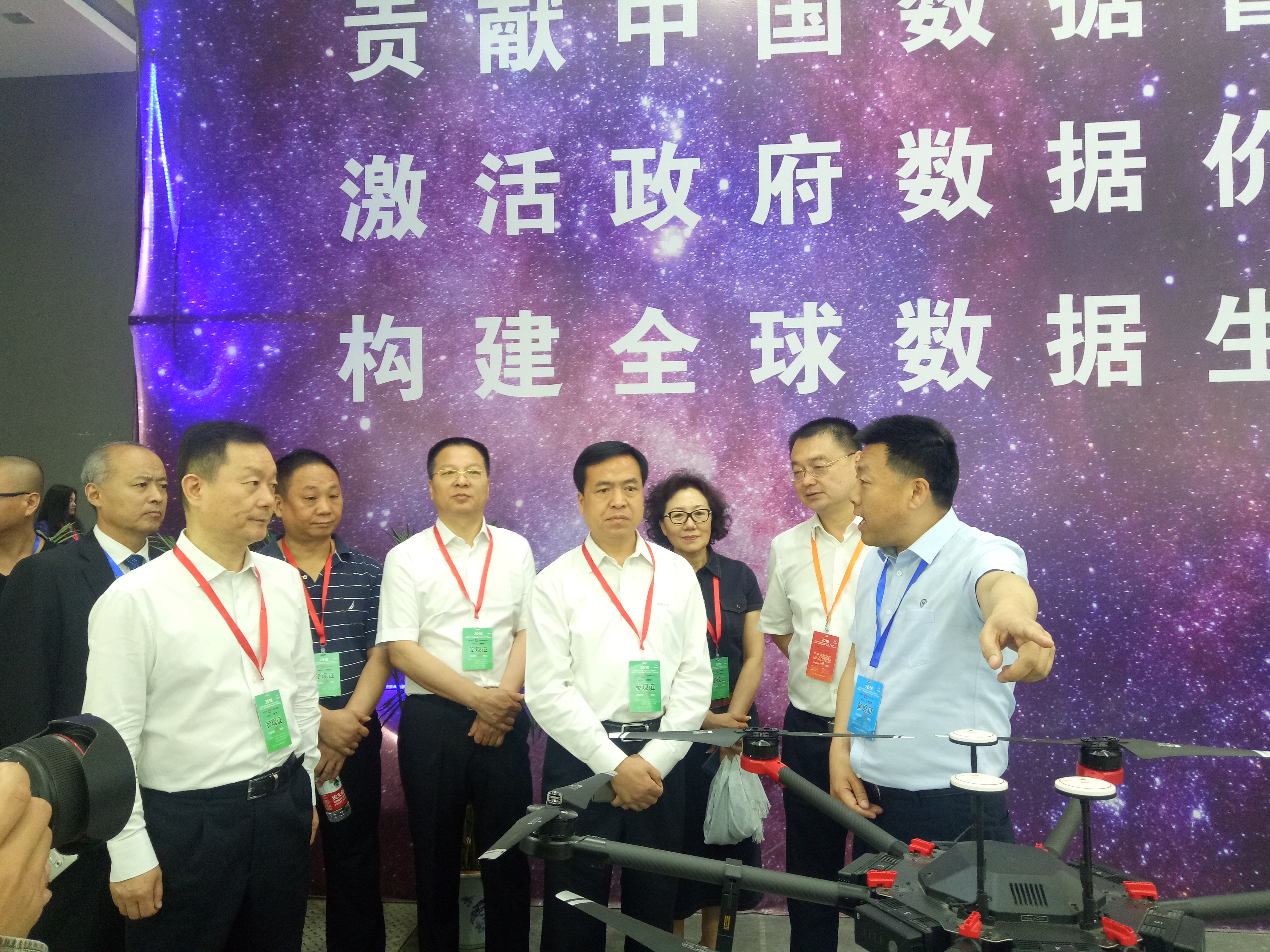 李總給省廳領(lǐng)導(dǎo)講解.jpg