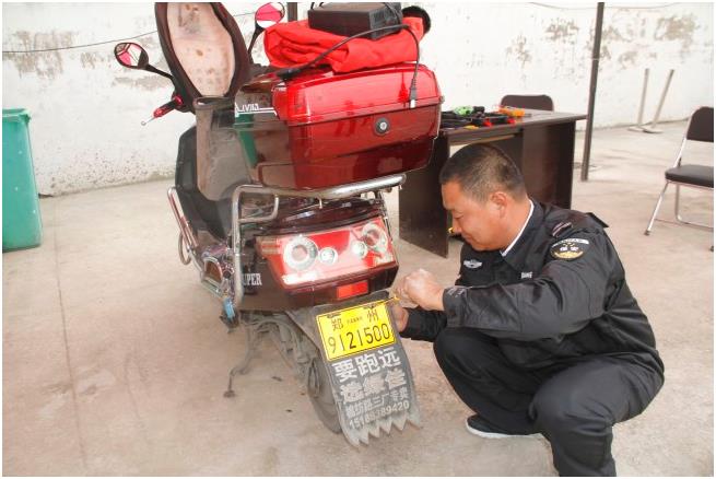 安裝車牌_愛(ài)奇藝.jpg 安裝車牌_愛(ài)奇藝.jpg