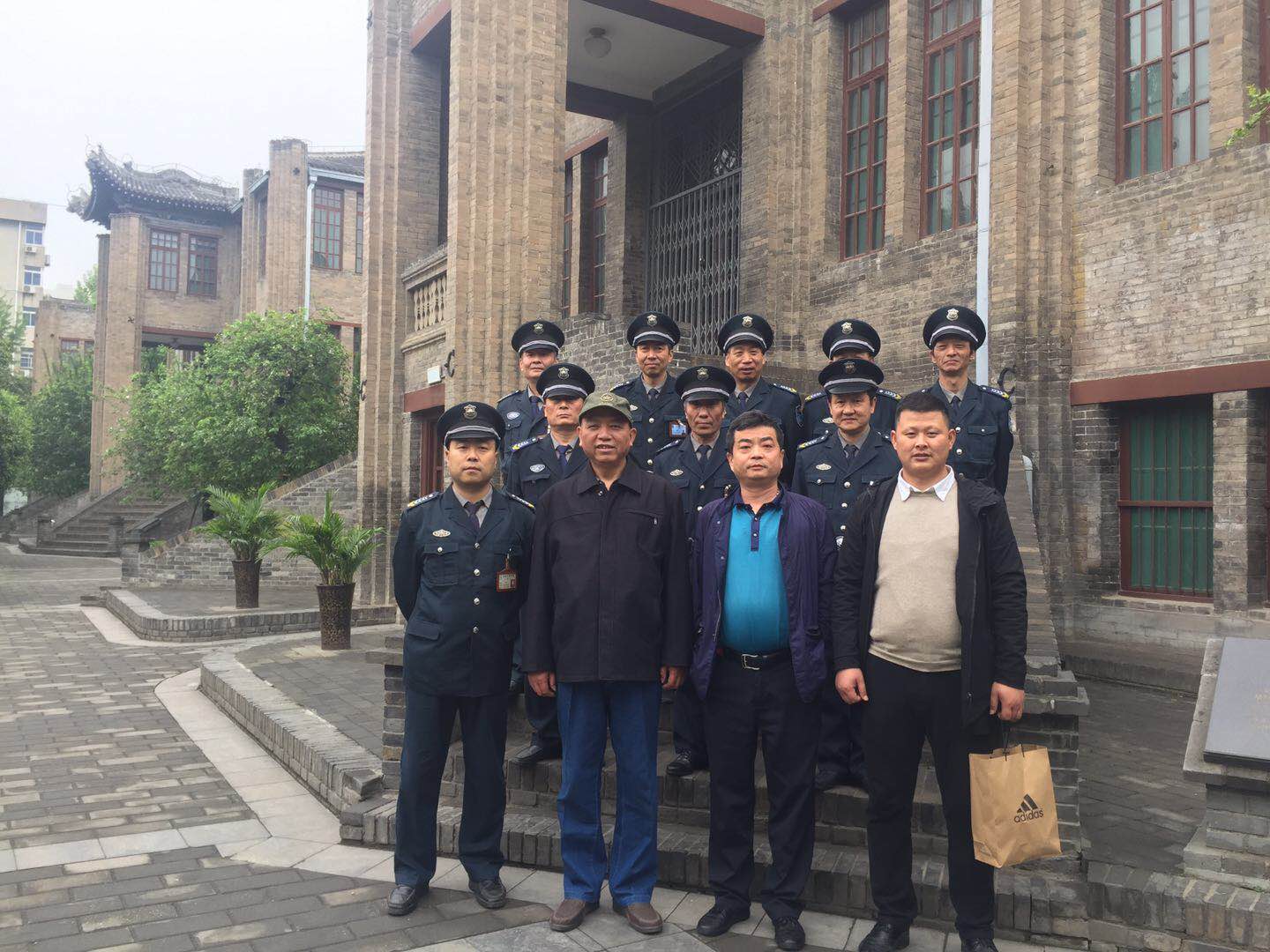 西安事變王旭州退休合影 (1).jpg