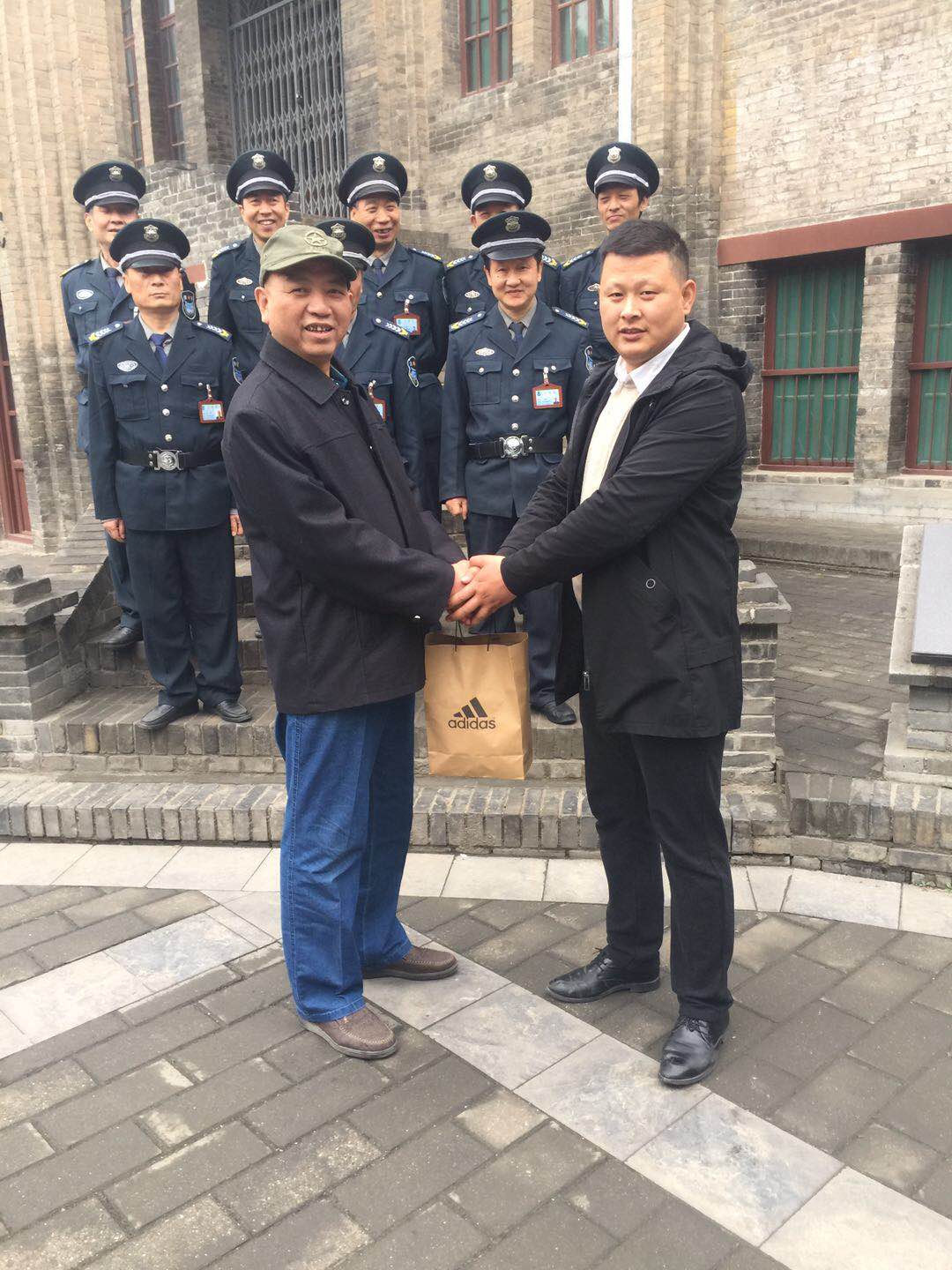 西安事變王旭州退休合影一.jpg