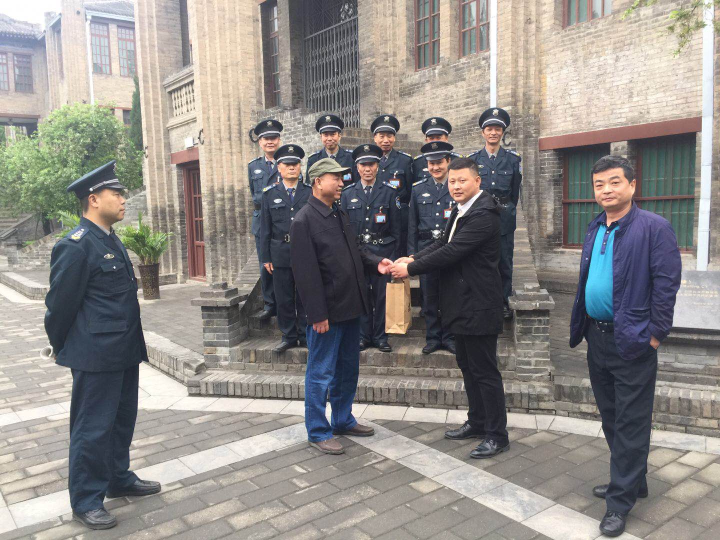 西安事變王旭州退休合影 (2).jpg