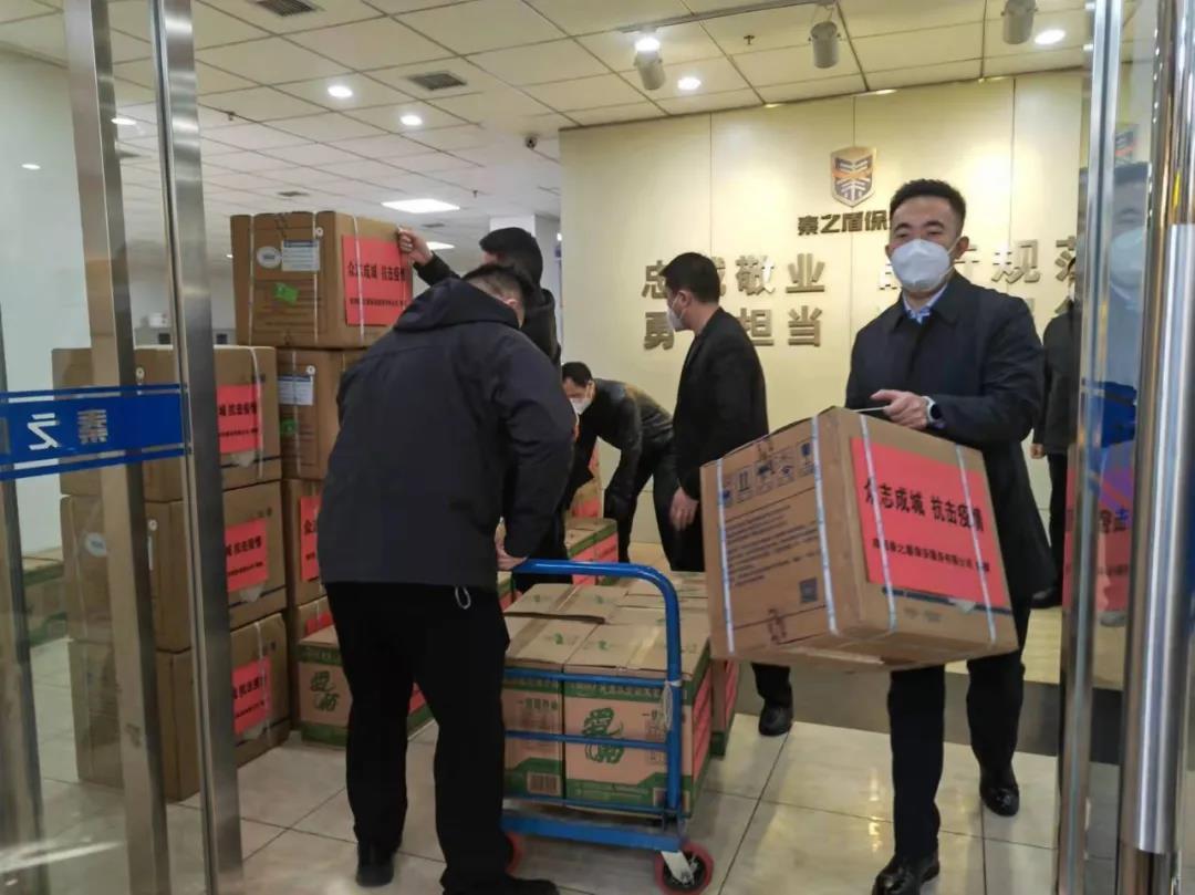 捐贈(zèng)愛(ài)心物資馳援防疫一線3.jpg